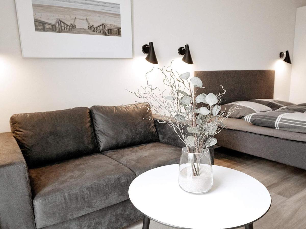 Apartment V *