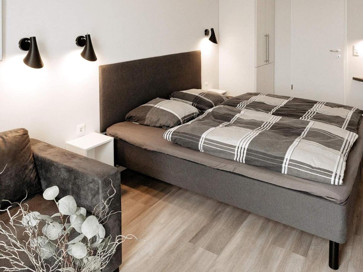 Apartment V *